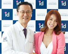 韩国id整形医院韩国影视红人金正敏和id医院朴相薰院长合影