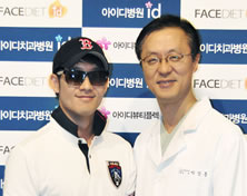 韩国id整形医院韩国偶像明星朴载正和id医院院长朴相薰合影