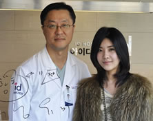 韩国id整形医院韩国喜剧明星江有美和id医院朴相薰院长合影