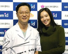 韩国id整形医院2009年韩国小姐朴艺珠和id医院朴相薰院长合影