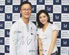 韩国id整形医院韩国电视台主持人孔瑞英和id医院朴相薰院长合影