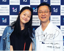 韩国id整形医院韩国名模姜承贤和id医院朴相薰院长合影