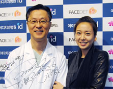 韩国id整形医院韩国明星赵美玲和id医院朴相薰院长合影